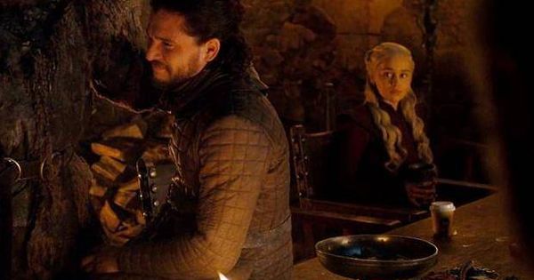 Foto: El café "para llevar" sobre la mesa. delante de Daenerys. (HBO)