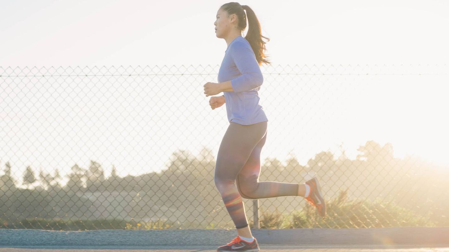 Correr es una buena opción siempre que no tengas problemas en las rodillas. (Unsplash/Andrew Tanglao)