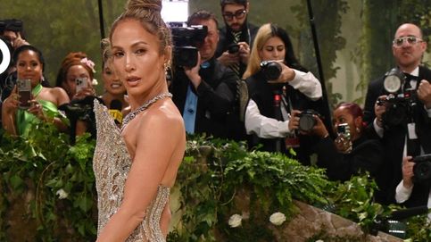 Jennifer Lopez con vestido plata y transparencias reina en la Gala MET 