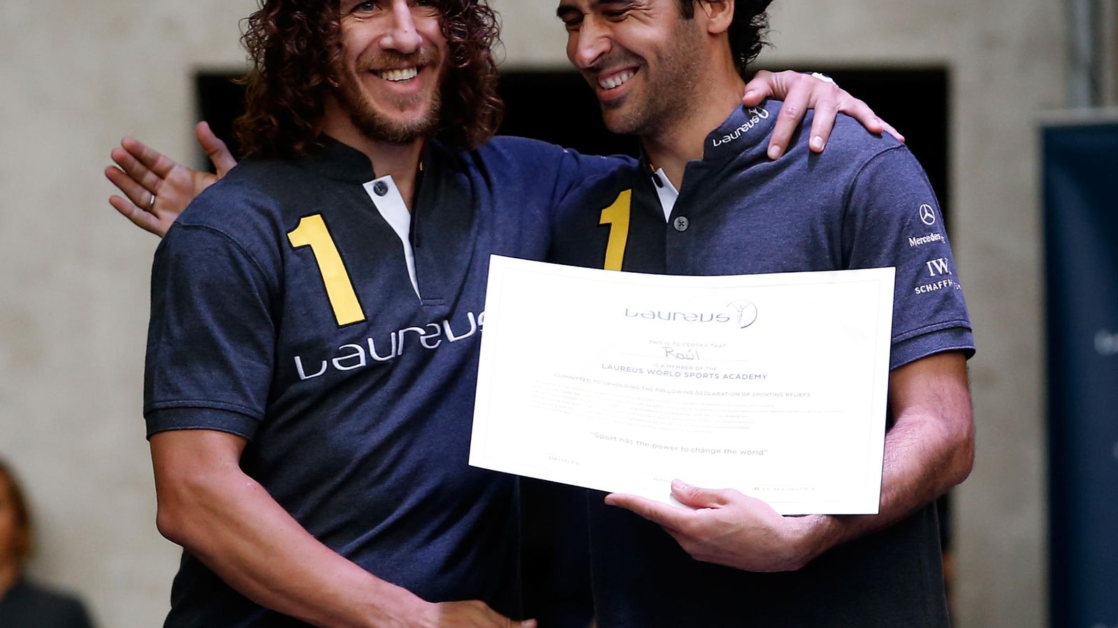 Foto: Carles Puyol, con Raúl, en los Laureus World Sportst Awards, en Berlín. 