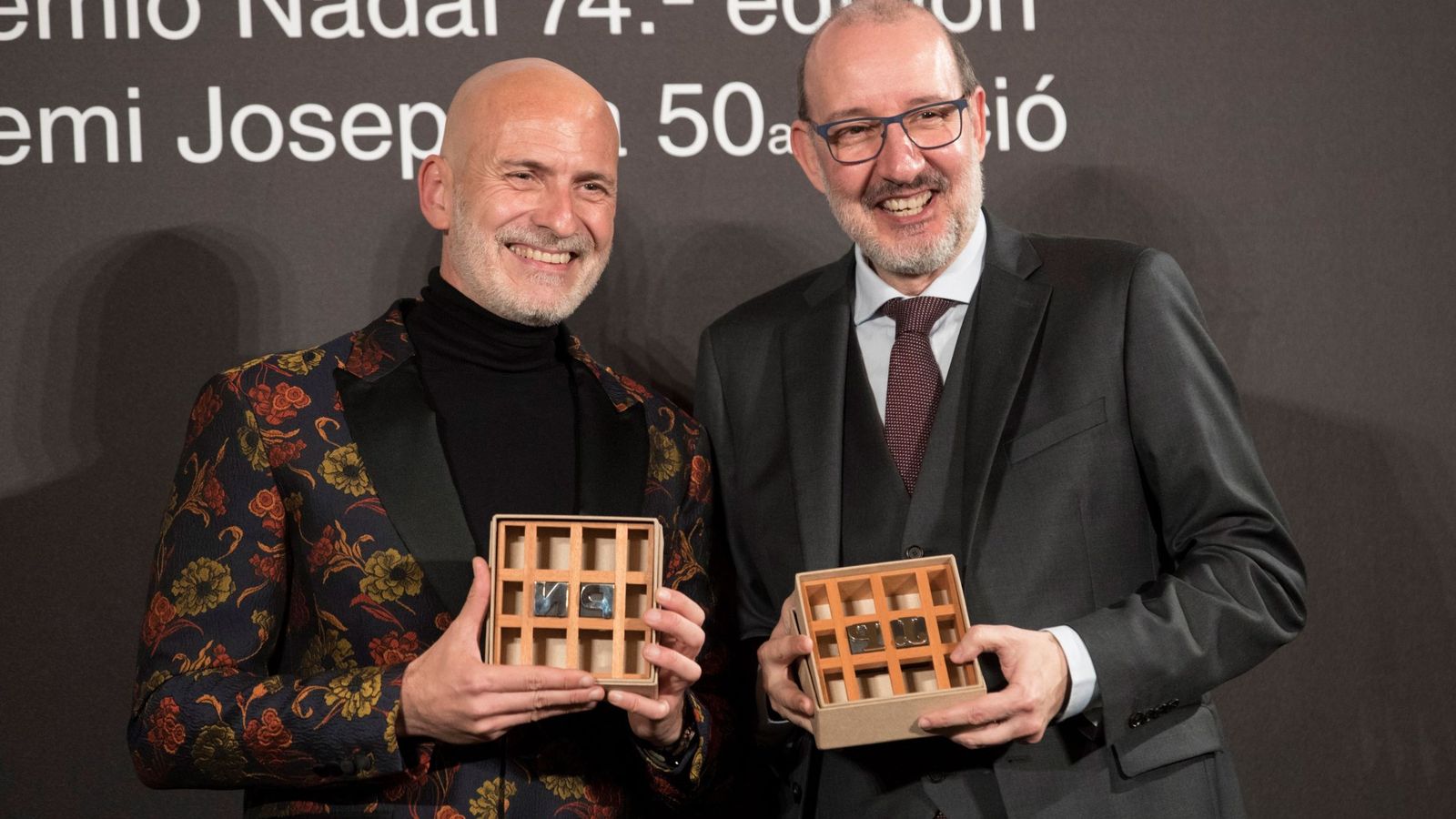 Foto: El escritor barcelonés Alejandro Palomas y el periodista Antoni Bassas posan con sus premios. (EFE)
