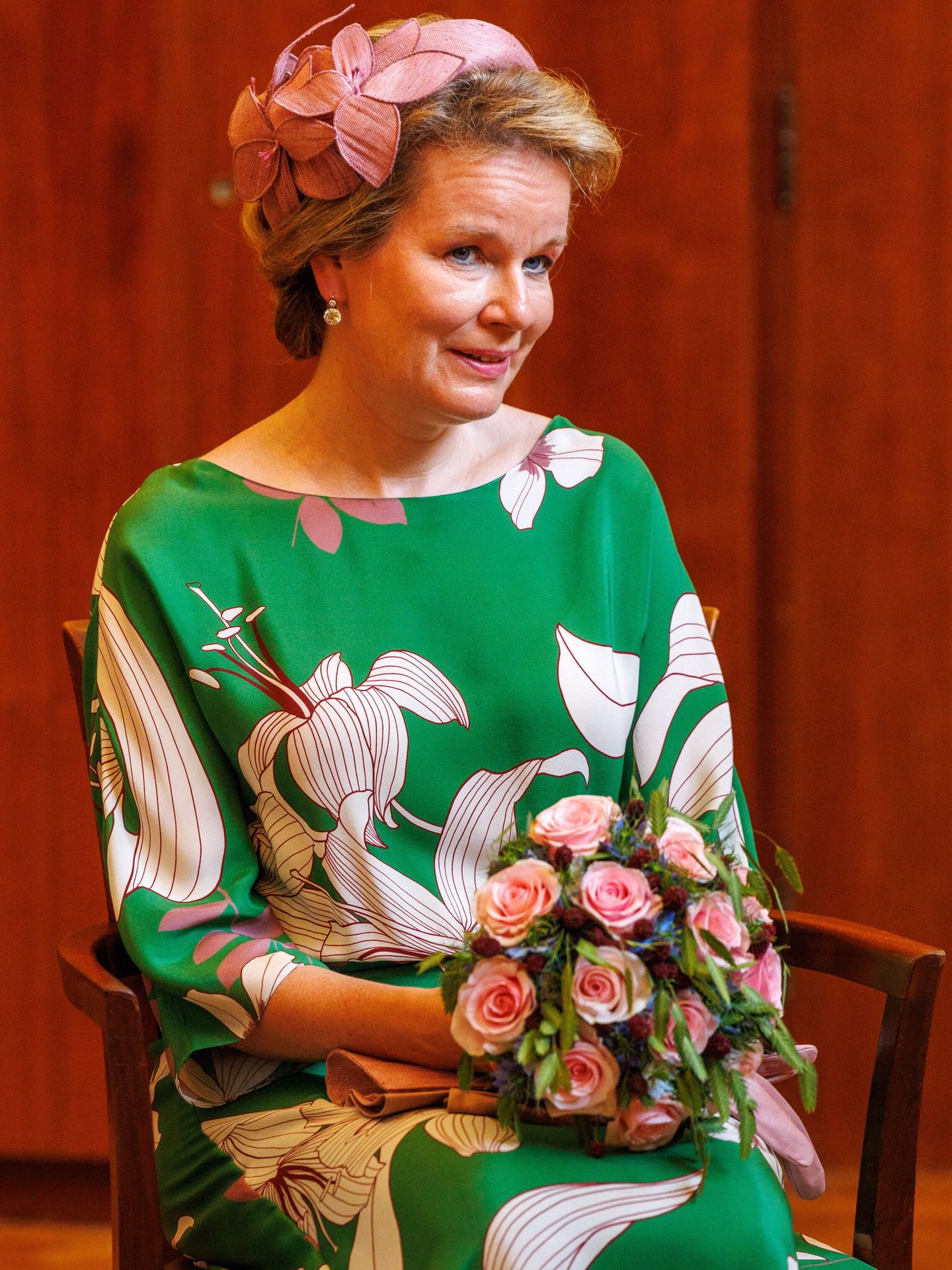La reina Matilde de Bélgica, con su vestido verde. (EFE/Olivier Matthys)