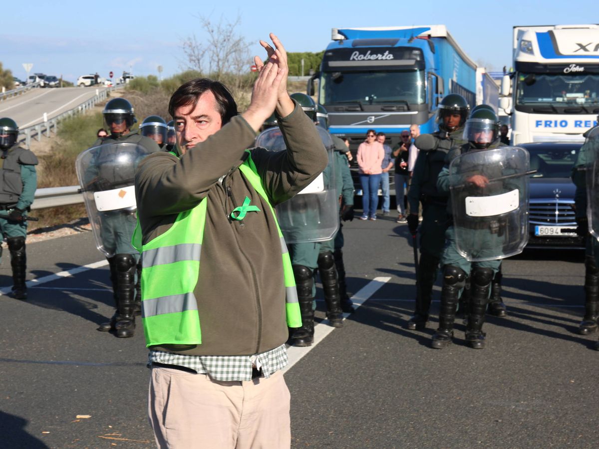 Foto: Ángel García Blanco, presidente de Asaja Extremadura, pide un aplauso para la Guardia Civil al final de la protesta. (David Brunat)