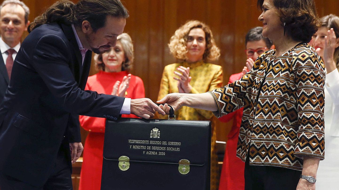 Pablo Iglesias recibe su cartera de la vicepresidenta primera y ministra de Presidencia y Relaciones con las Cortes, Carmen Calvo. (EFE)