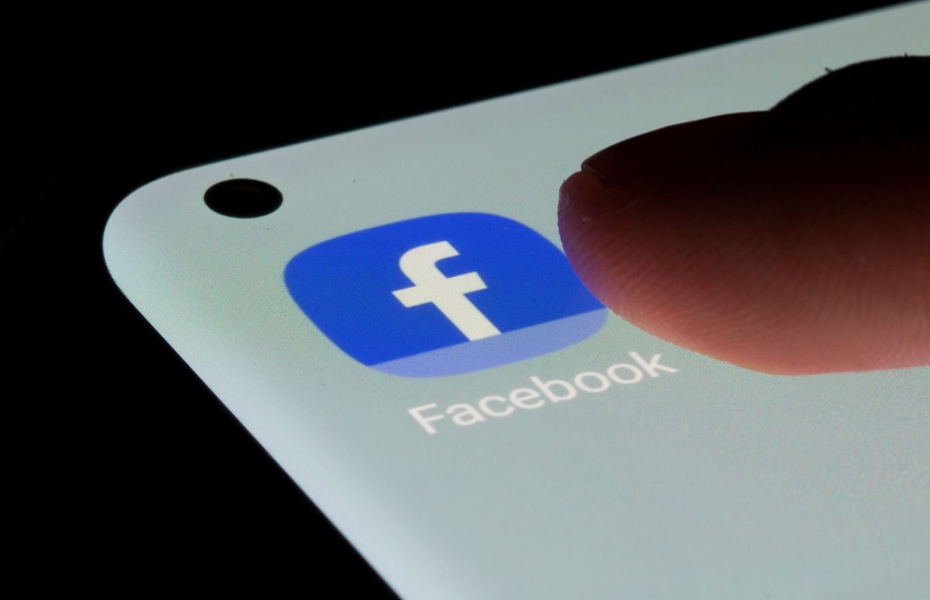 La aplicación de Facebook en un móvil. (Reuters)