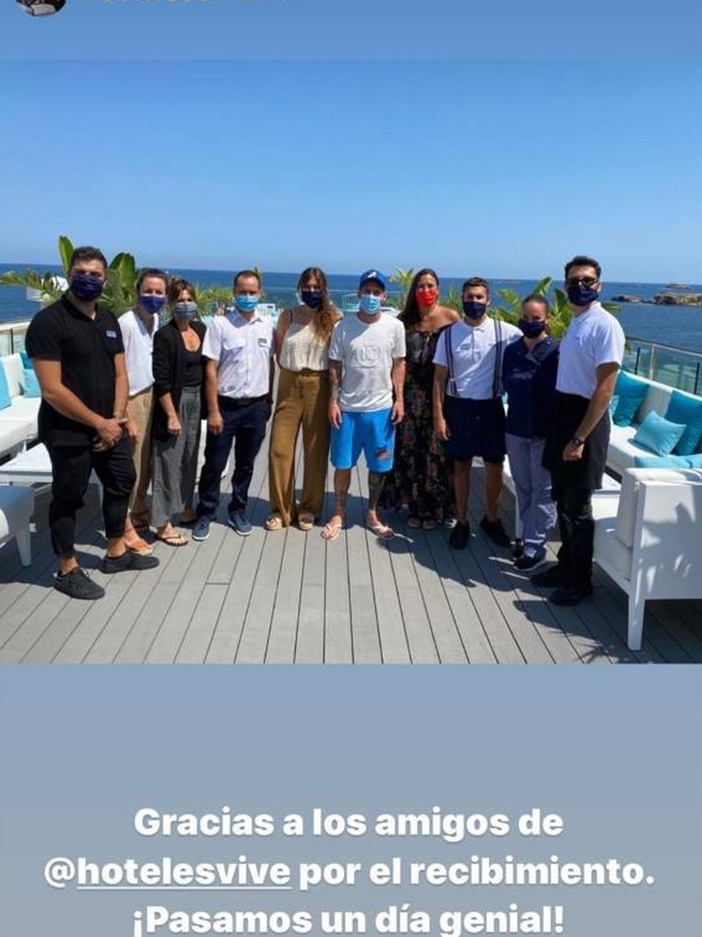 Messi, en Ibiza con los trabajadores de su hotel. (Instagram)