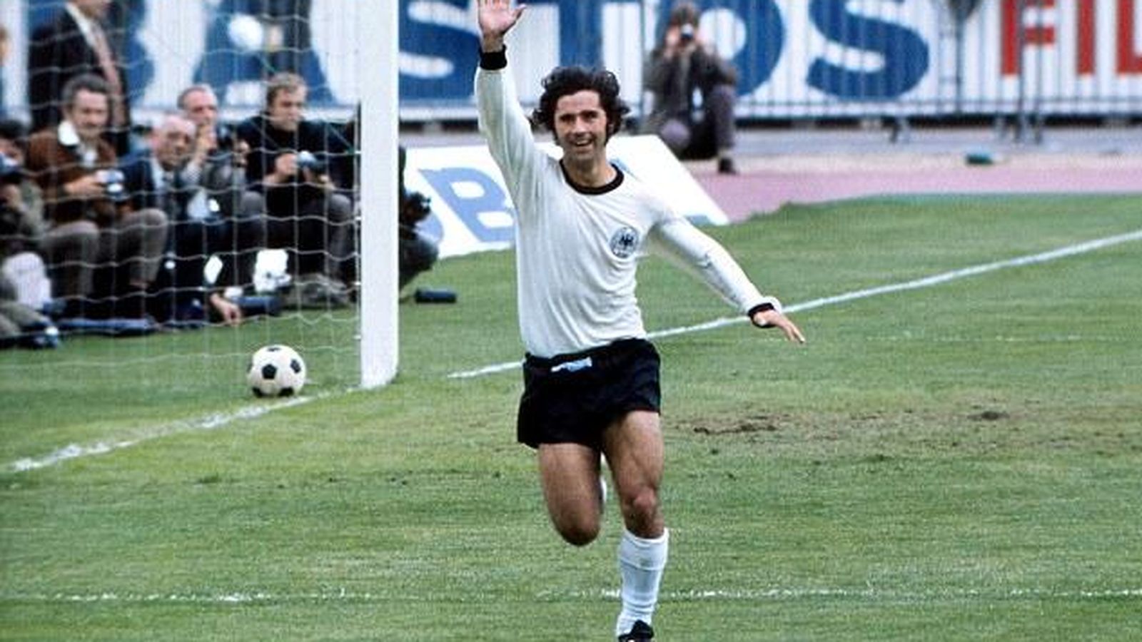 Foto: Gerd Müller, celebrando un gol con la selección alemana (Imago).