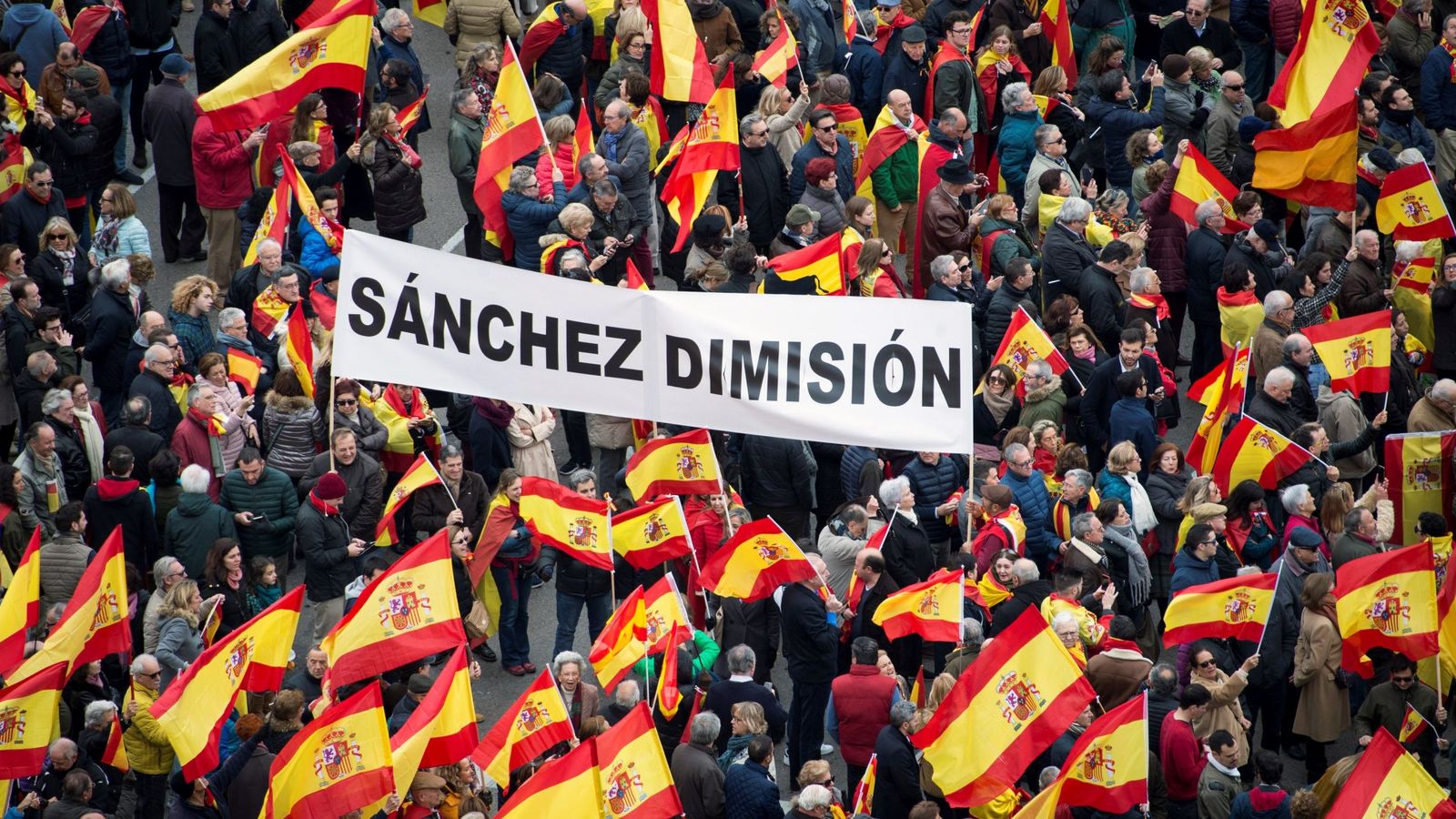 Foto: Manifestantes en la plaza Colón de Madrid, este domingo durante la concentración. (EFE)