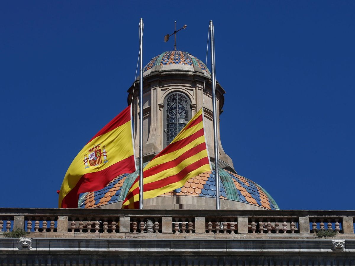 Foto: Las banderas del Palau de la Generalitat ondean en la posición de media asta en señal de luto por las víctimas del covid-19. (EFE)