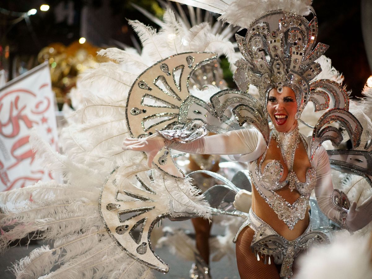 Foto: Entradas para el Carnaval de Santa Cruz de Tenerife 2024: cuándo comprar para la gala de reina infantil y reina adulta (EFE/Ramón de la Rocha)