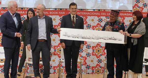Foto: El coordinador general de la Alcaldía, Luis Cueto (2i), durante el cambio de estafeta para la 31ª edición de la Feria Internacional del Libro de Guadalajara que tendrá como invitada especial a Madrid. (EFE)