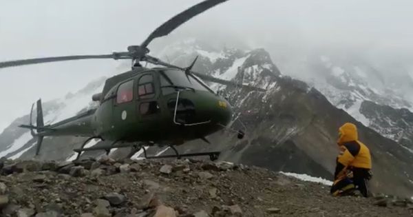 Foto: Un helicóptero de rescate en el Himalaya. (Efe)