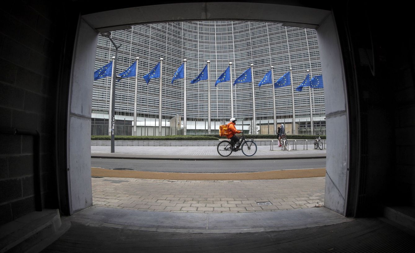 Un repartidor pasa por delante de la sede de la Comisión Europea en Bruselas. (EFE)