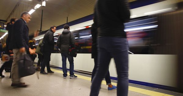 Foto: Varios viajeros esperan la llegada del metro. (EFE)