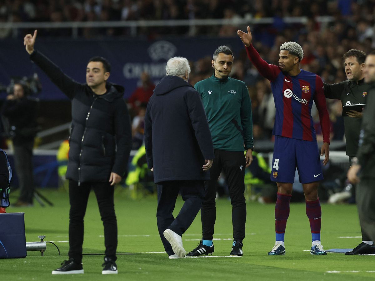 Foto: Araújo y Xavi, tras ser expulsado en Champions. (Reuters/Albert Gea)