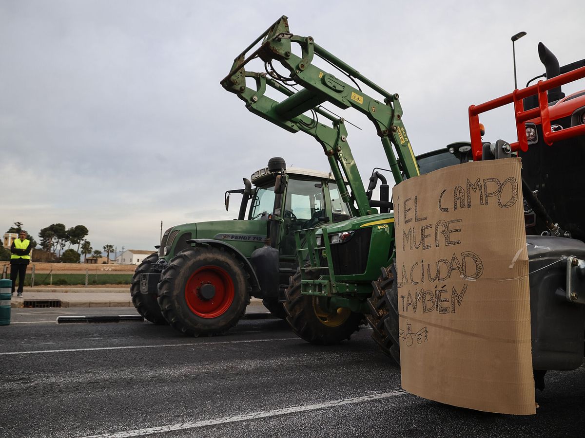 Foto: Dos tractores durante una concentración en la avenida Germans Machado de Valencia. (Europa Press/Rober Solsona)