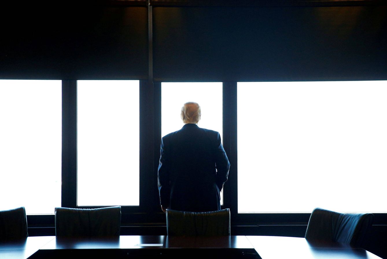Donald Trump observa el lago Michigan durante una visita al Memorial de Guerra en Milwaukee, en agosto de 2016 (Reuters)