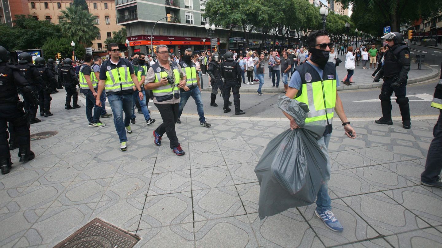 Cientos de guardias civiles se encuentran aún desplazados a Cataluña en comisión de servicio. (EFE)