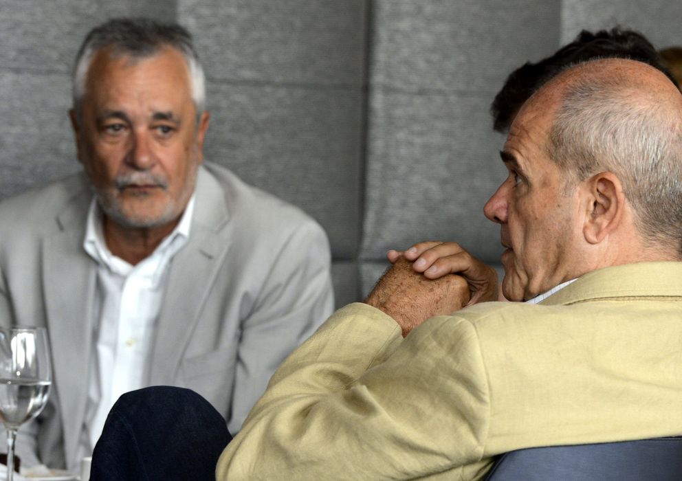 Foto: El presidente andaluz, José Antonio Griñán (izda), conversa con su antecesor en el cargo, Manuel Chaves. (EFE)