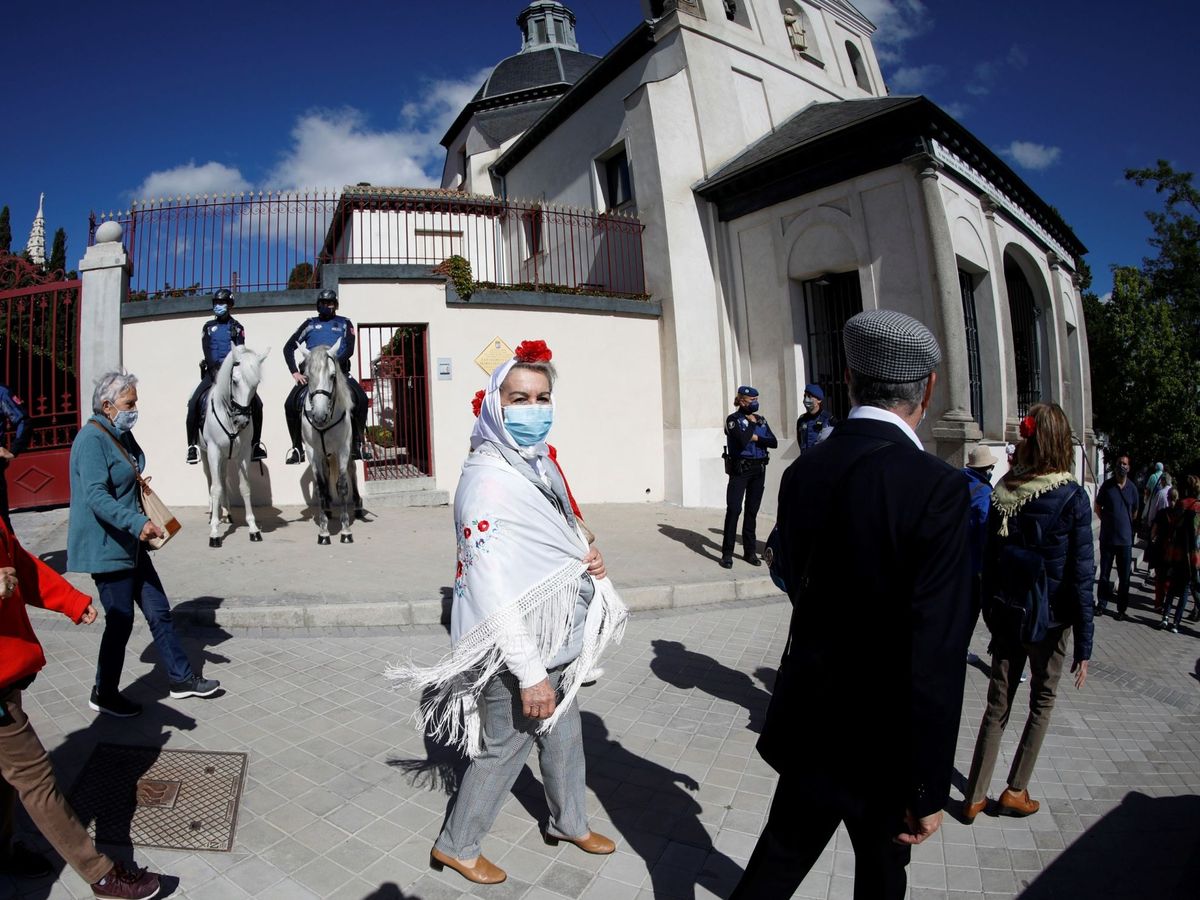 Foto: Varios ciudadanos, vestidos de chulapos, se acercan a la Ermita de San Isidro en Madrid. (EFE)
