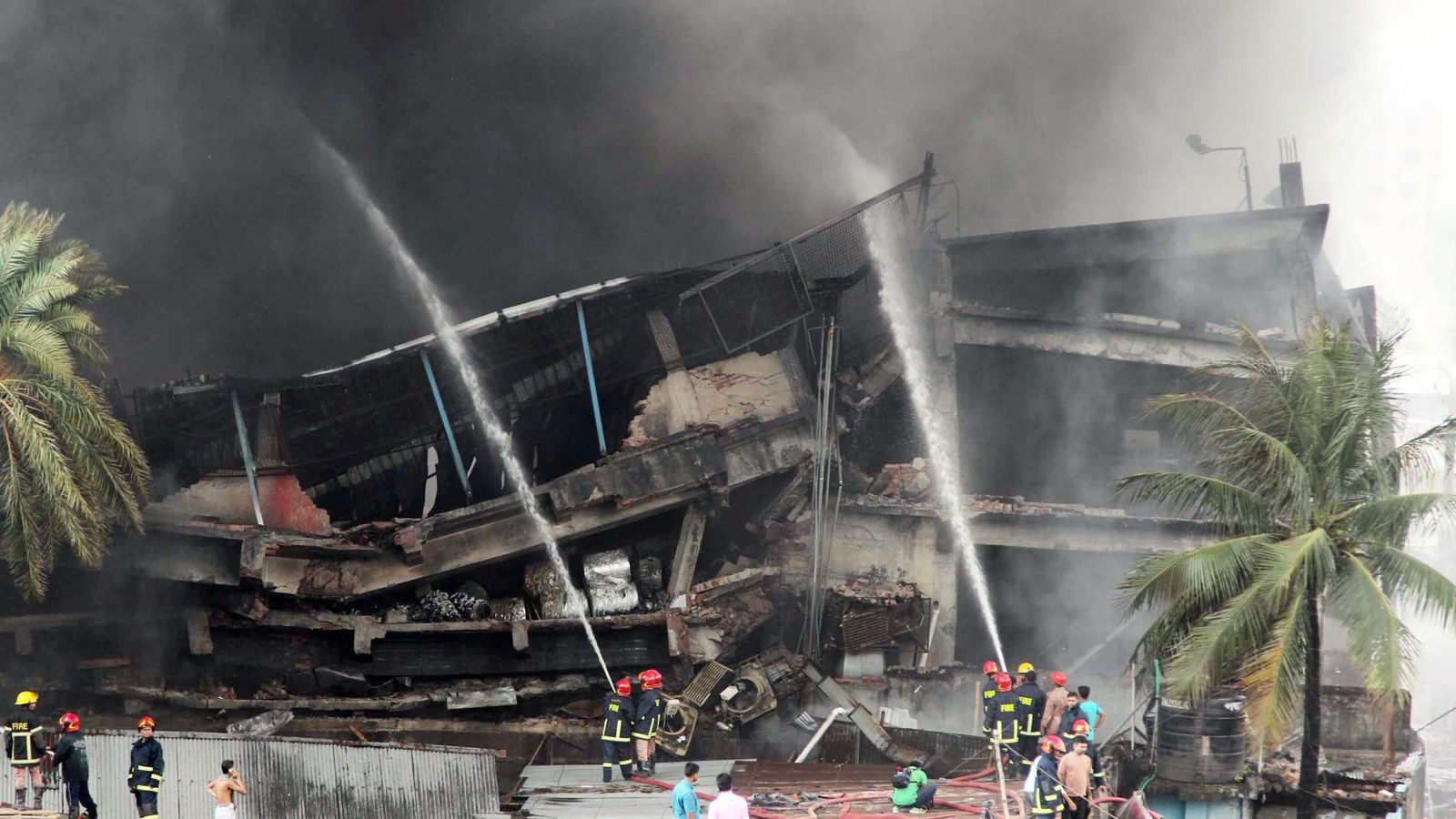 Foto: Los bomberos trabajan en el edificio incendiado. (Reuters)