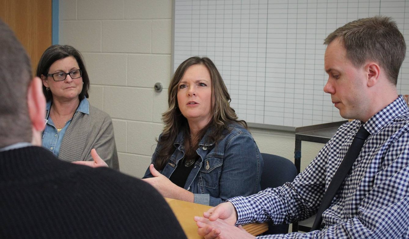 La directora del Instituto Millbrooks, Carrie Price, y el profesor Garrett Hammer escuchan a la docente Kim Baer exponer sus argumentos. (C. Pérez Cruz)