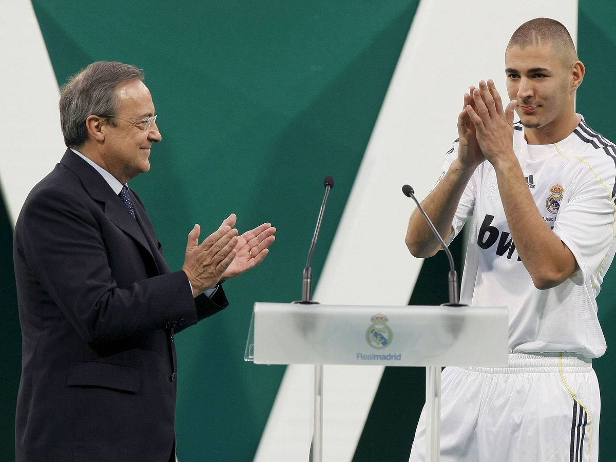 Foto: Florentino aplaude a Benzema en su presentación. (EFE/Ballesteros)