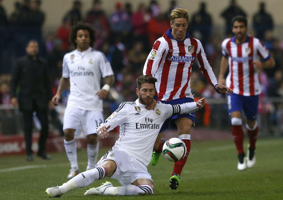 Foto: Sergio Ramos ante Fernando Torres, en el derbi de Copa disputado en el Vicente Calderón (Reuters)