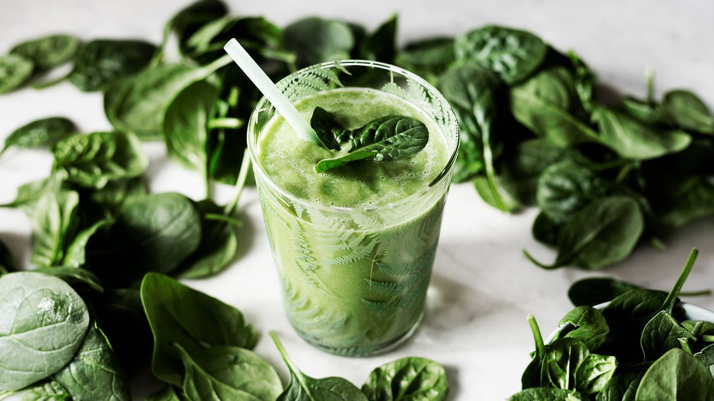 Un smoothie verde con aguacate es una opción llena de vitaminas antirresaca. (Unsplash)