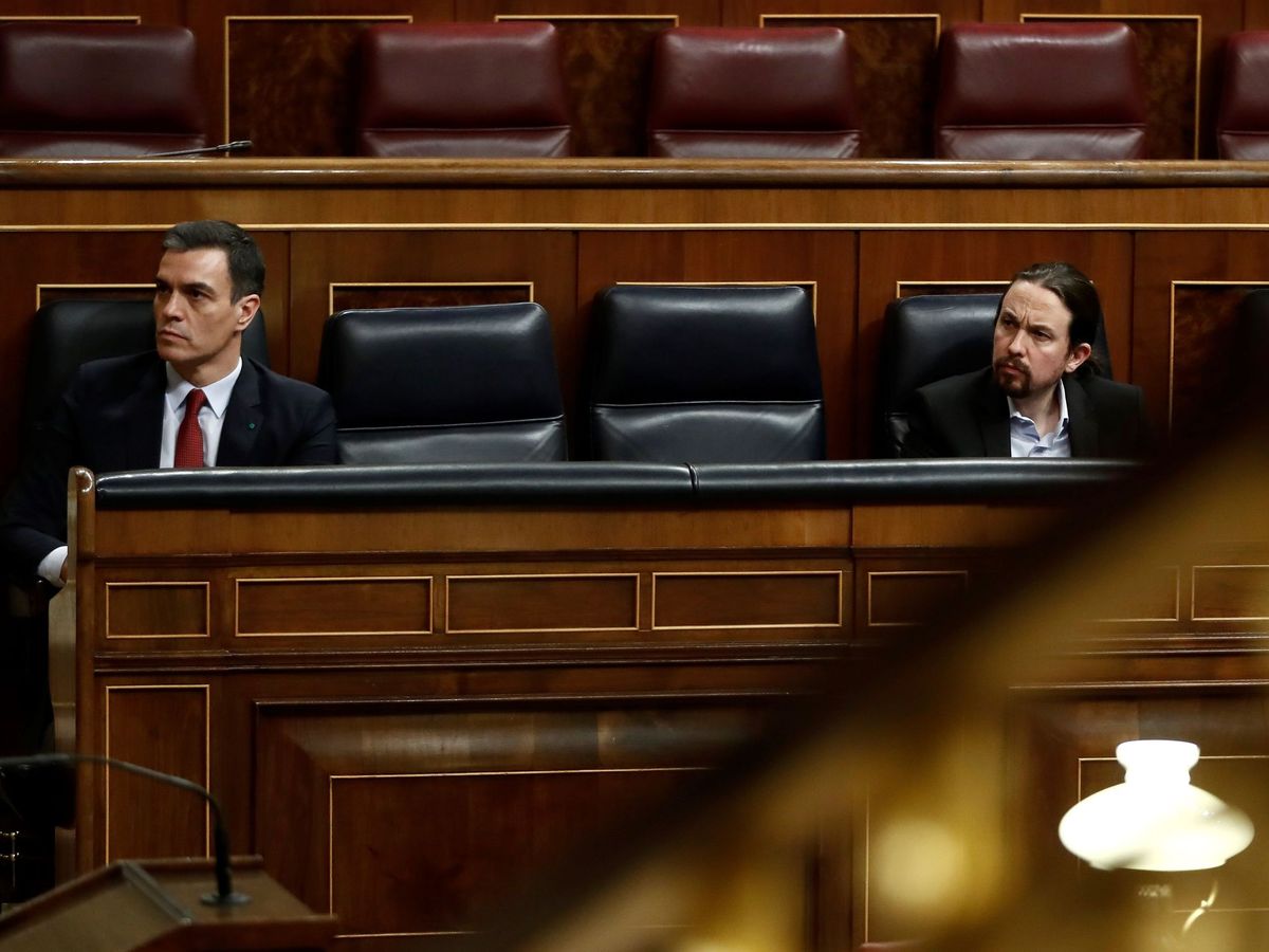 Foto: Pedro Sánchez, con el vicepresidente segundo, Pablo Iglesias, en el pleno del Congreso de este 25 de marzo. (EFE)
