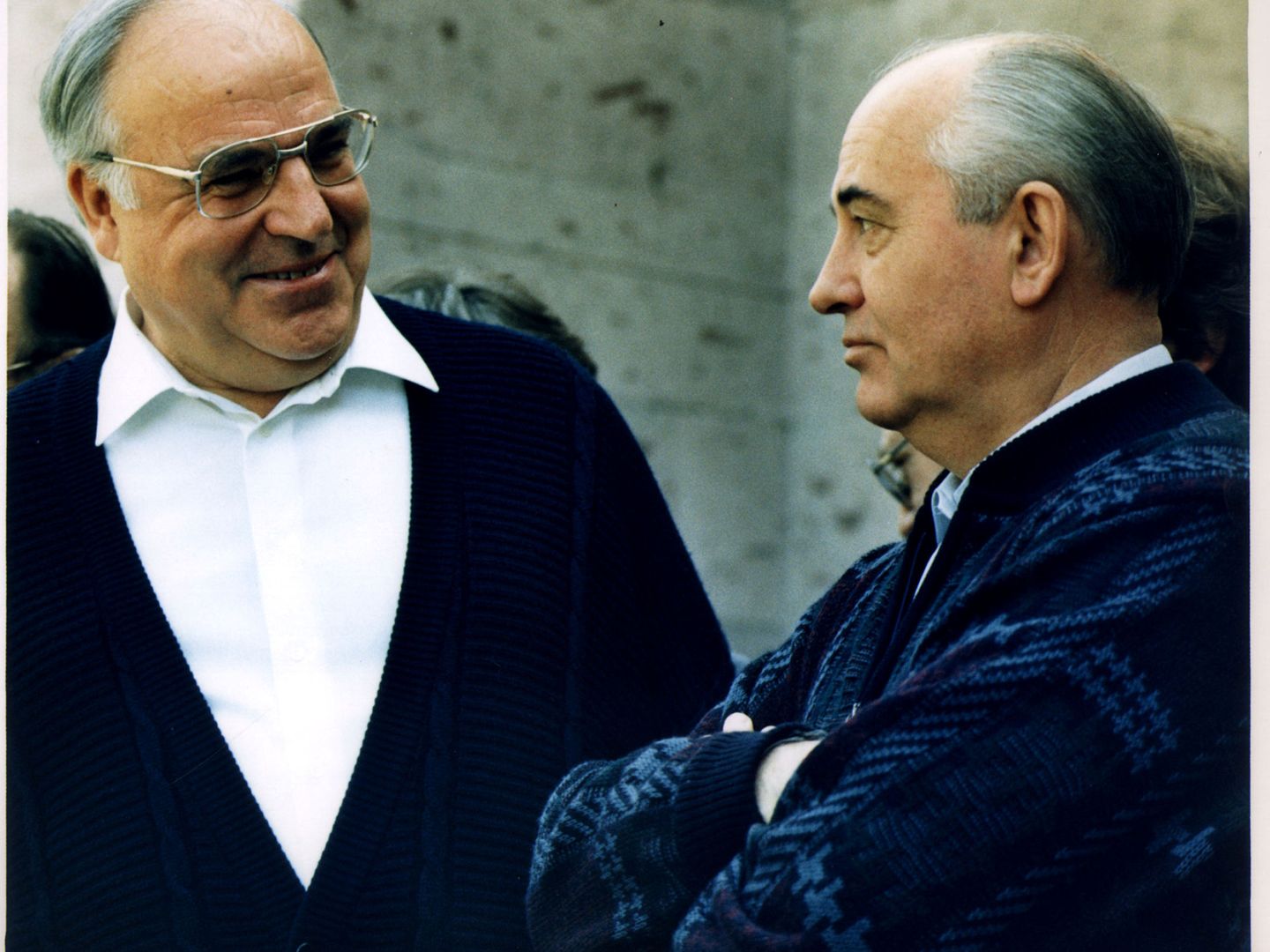 Helmut Kohl (izquierda) junto a Gorbachov en 1990 (REUTERS) 