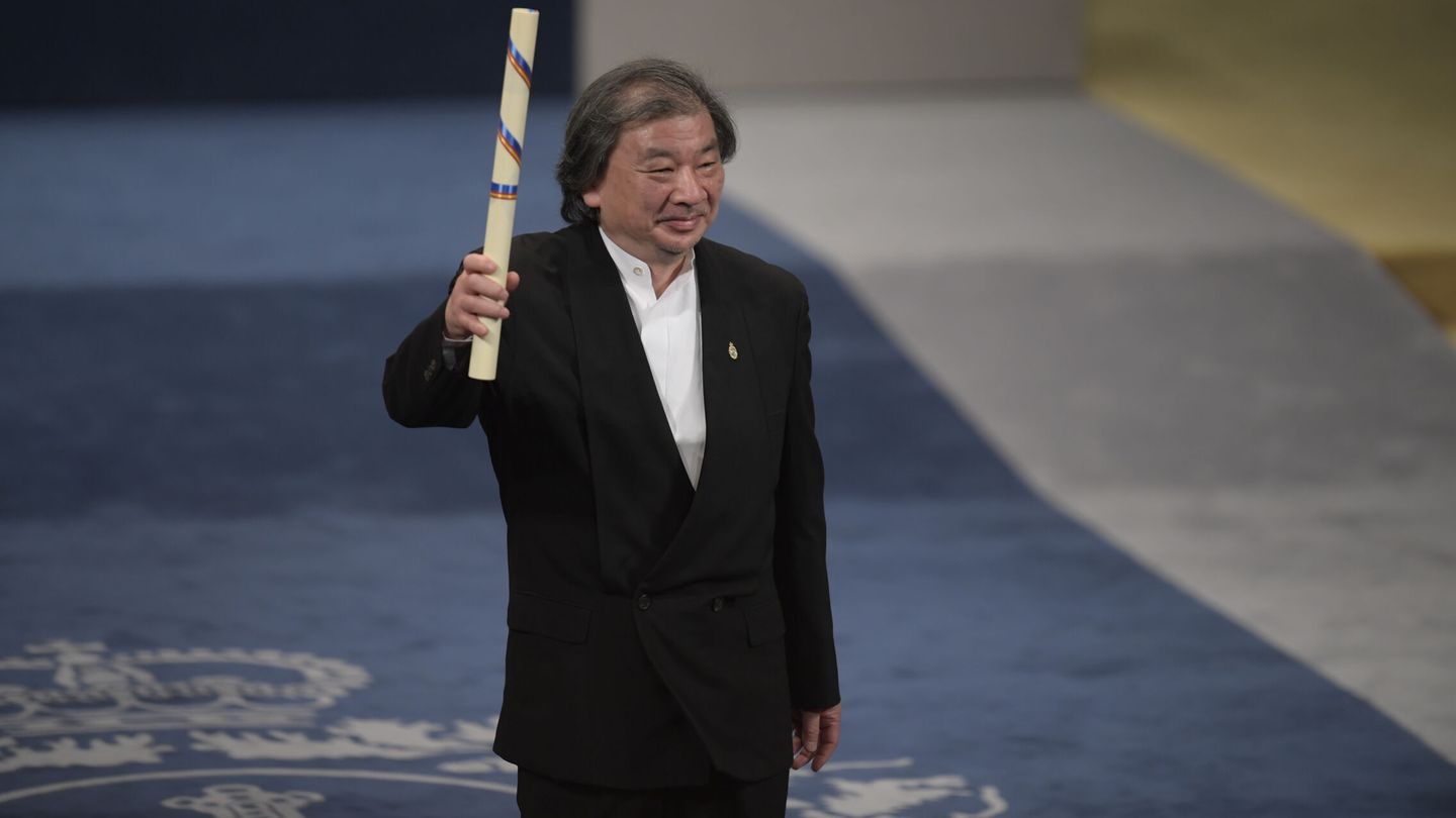 El arquitecto japonés Shigeru Ban recibe el Premio Princesa de Asturias de la Concordia. (EFE/Eloy Alonso)