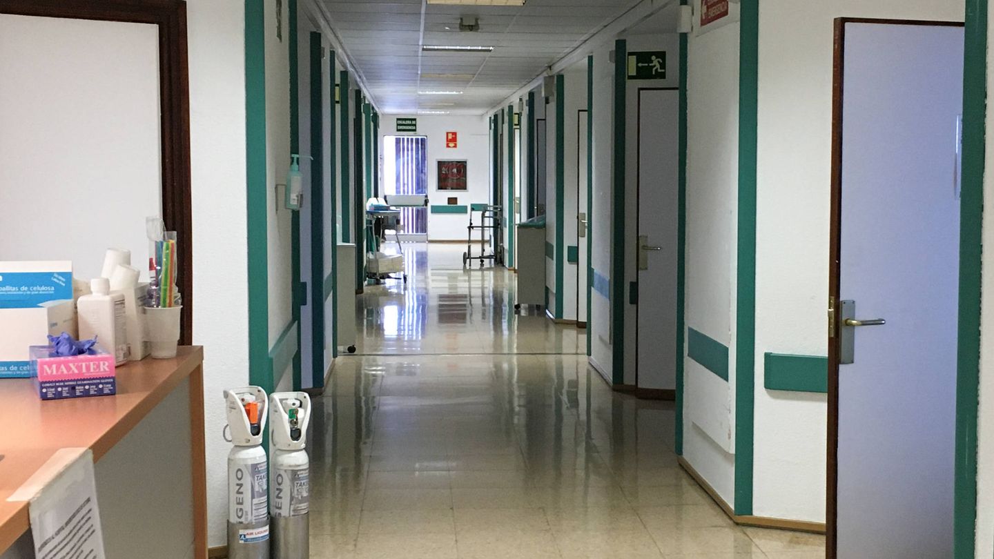 Los pasillos del hospital están totalmente vacíos de visitantes. (D. B.) 