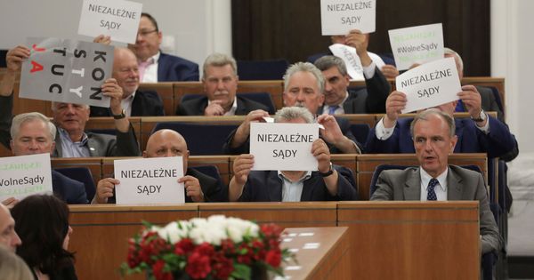Foto: Senadores de la oposición polaca enarbolan pancartas que dicen "Tribunales Independientes" durante la sesión del Senado del 22 de julio. (Reuters)
