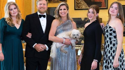 Vestidos de gala y un invitado especial: la felicitación navideña de Guillermo y Máxima de Holanda con sus hijas