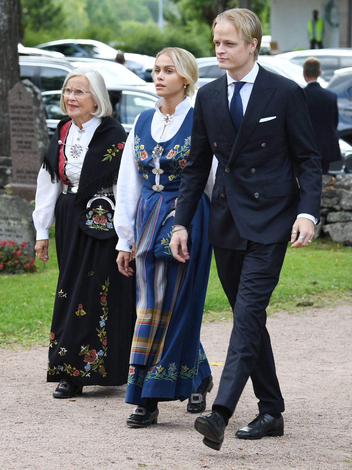 Marius, junto a su novia y su abuela materna en la confirmación de Sverre Magnus. (Getty)