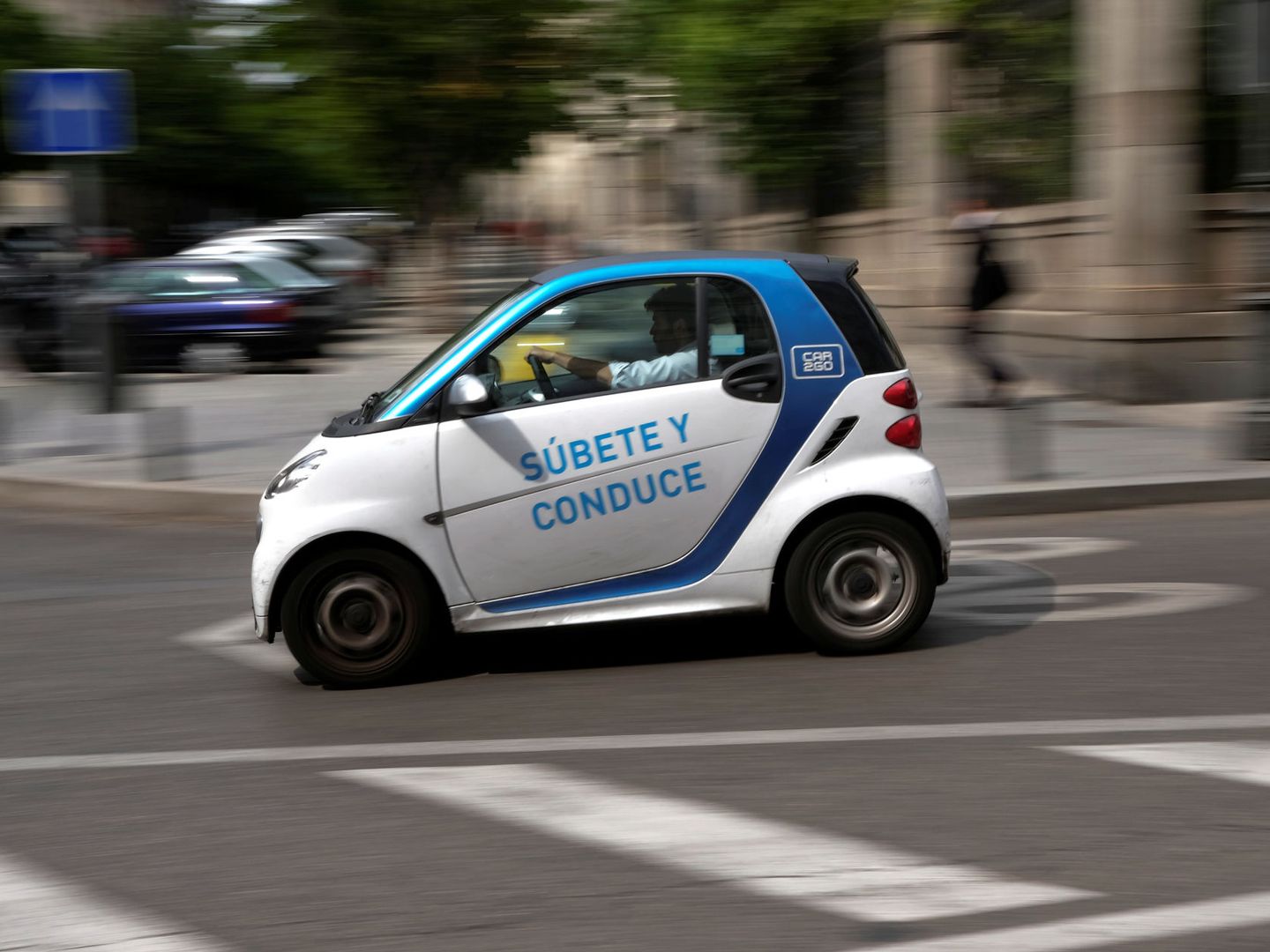 Coche eléctrico de carsharing circulando por Madrid (Reuters)
