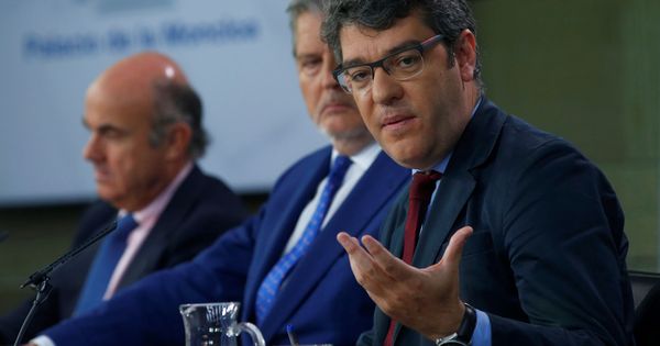 Foto: El ministro de Energía, Álvaro Nadal, junto a Méndez de Vigo y Luis de Guindos. (Reuters)