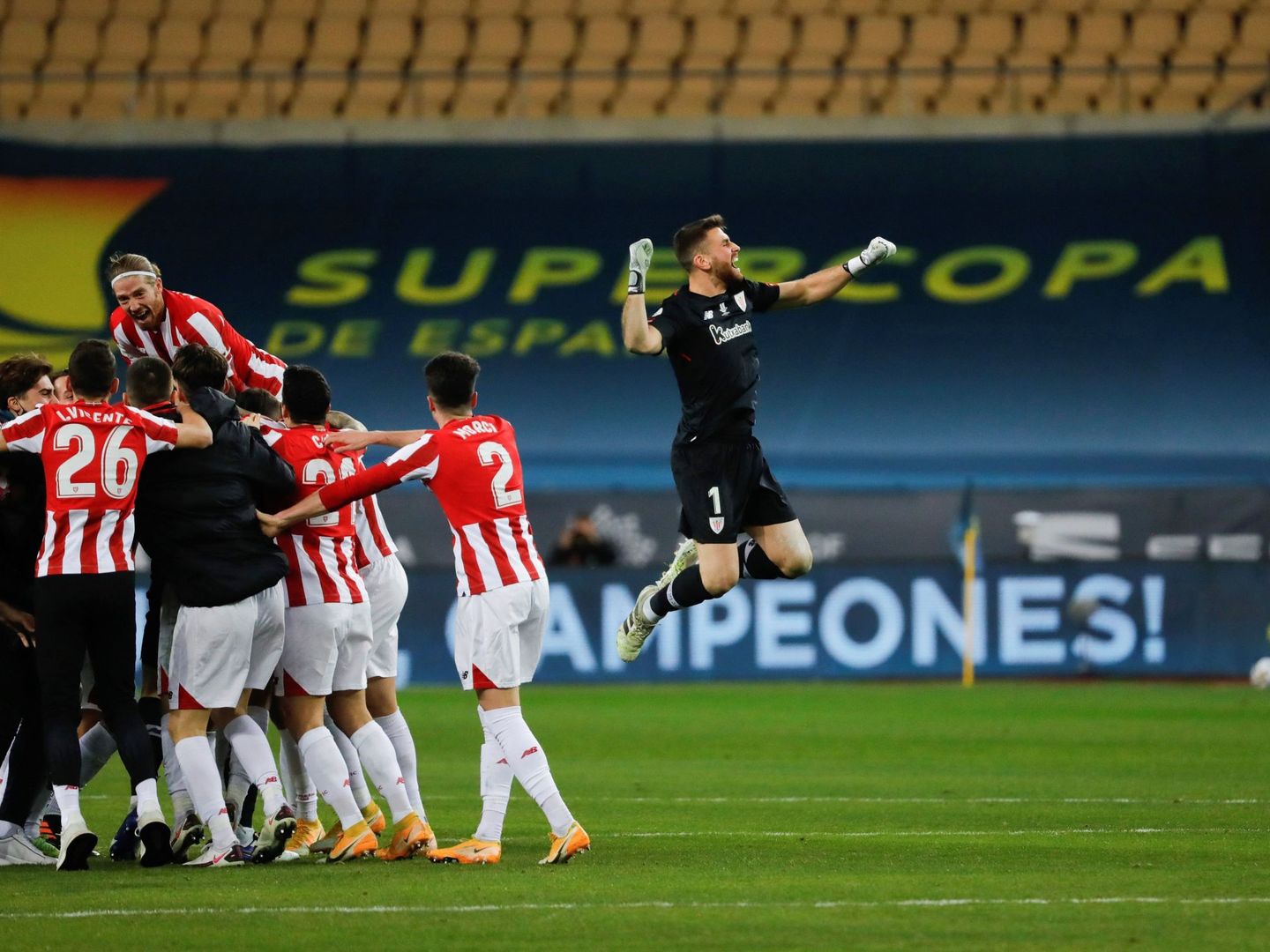 Los jugadores del Athletic celebran la victoria del equipo bilbaino. (EFE)