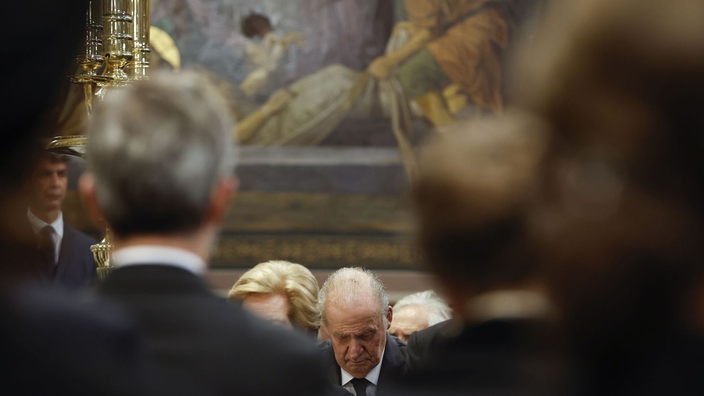 Juan Carlos I, durante al funeral por Constantino de Grecia. (EFE/Stoyan Nenov)