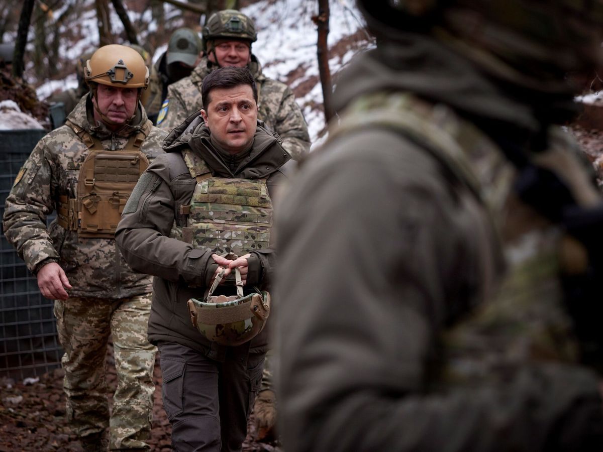Foto: EL presidente ucraniano Volodímir Zelenski visita a las tropas en la frontera. (EFE)