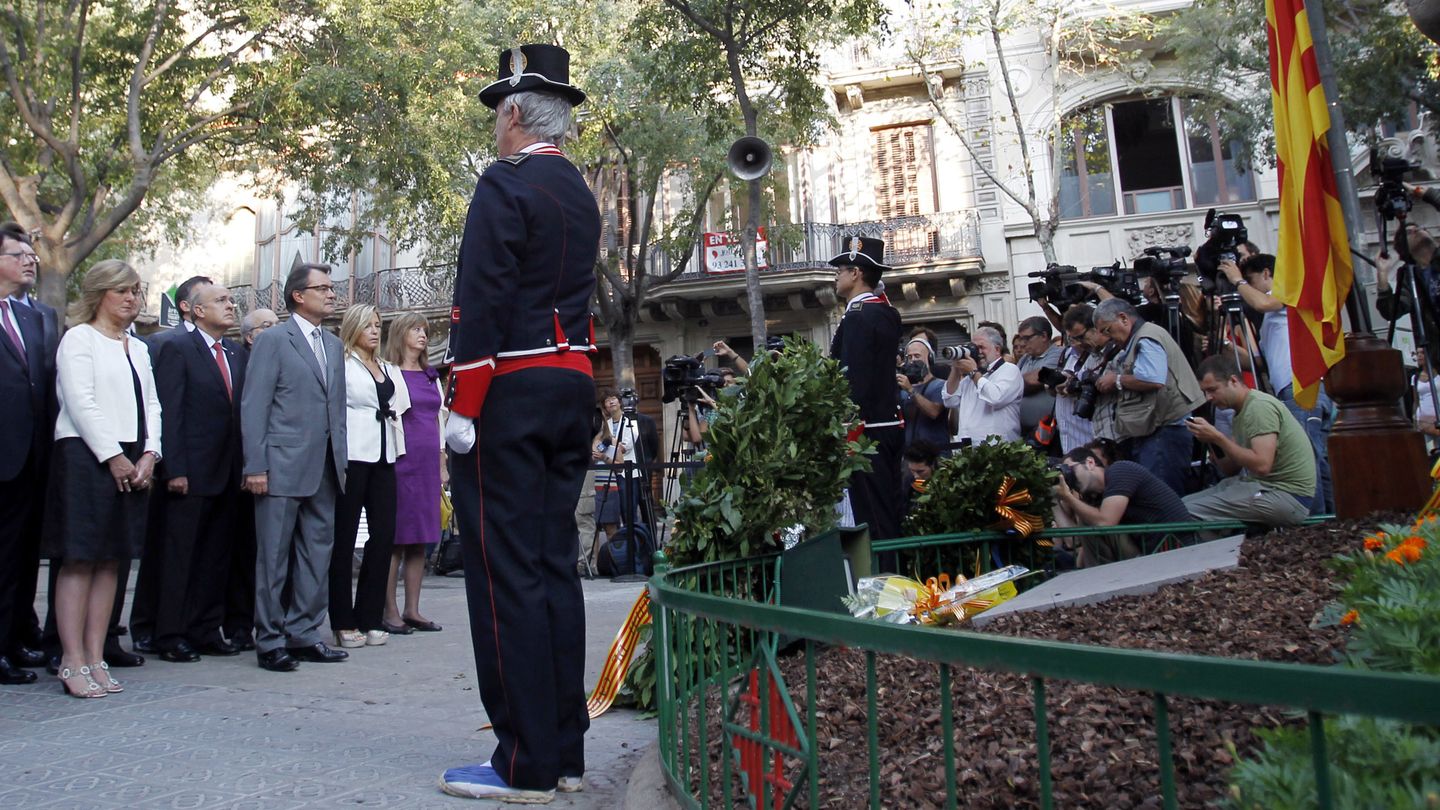 Artur Mas y su gobierno en la ofrenda floral de la Diada, frente a la estatua de Rafael Casanova. (Reuters)