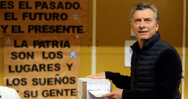 Foto: El presidente argentino Mauricio Macri en el momento de votar ayer, en Buenos Aires. (Reuters)