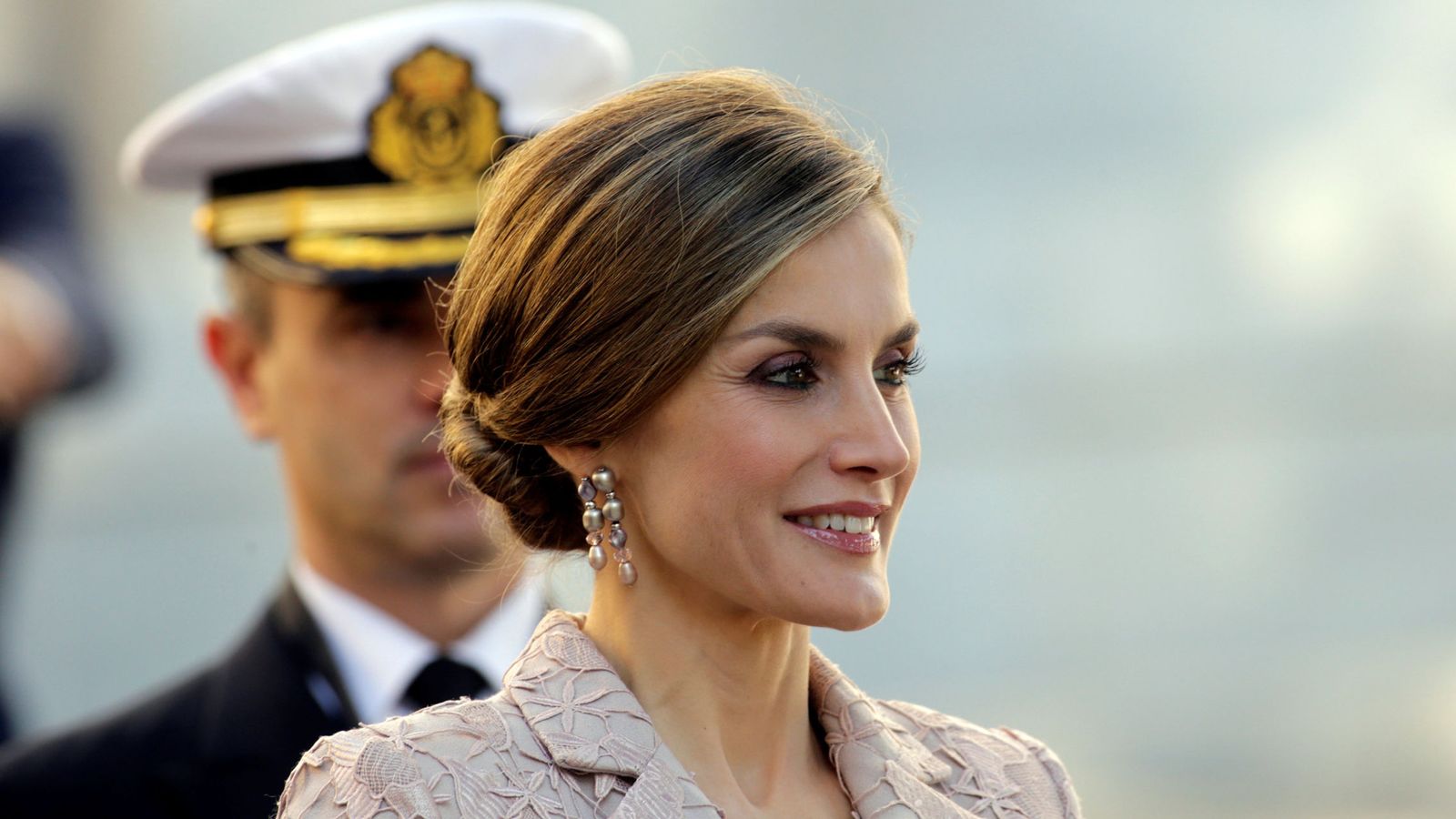 Foto: La Reina durante su primera jornada en Portugal (Reuters)