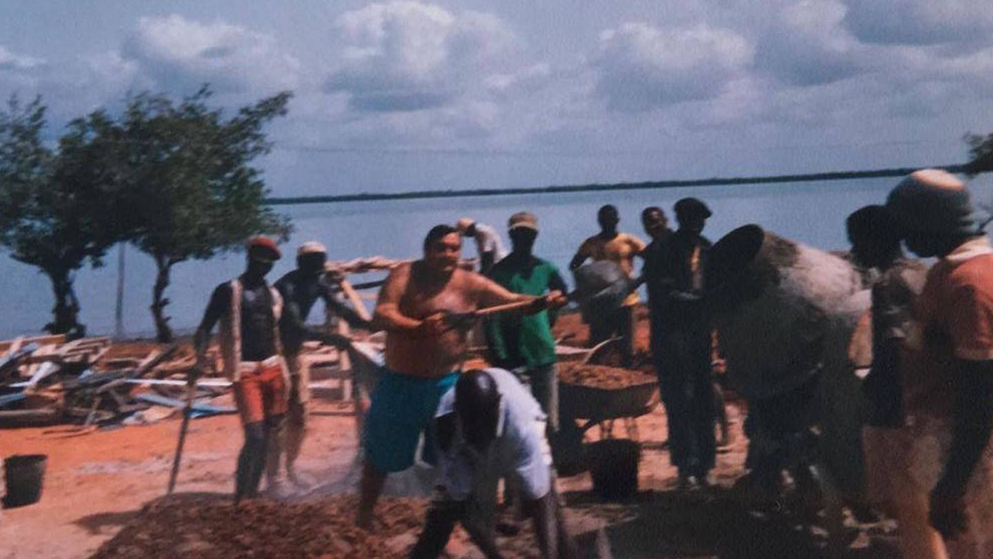 En el centro, el padre de los Adell Bover, ya fallecido, cuando construyó la fábrica de pescado congelado en Guinea-Bisáu. 