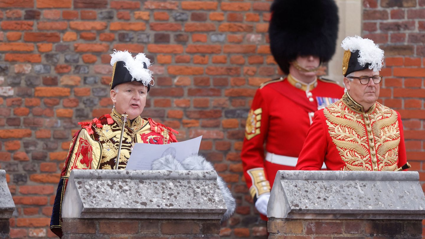 David Vines White (izquierda), leyendo en la proclamación como rey de Carlos III en septiembre de 2022. (Reuters/Pool/Jamie Lorriman)