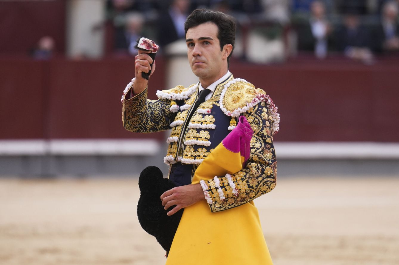 Tomás Rufo corta una oreja a su primer toro. (EFE/Borja Sánchez-Trillo)