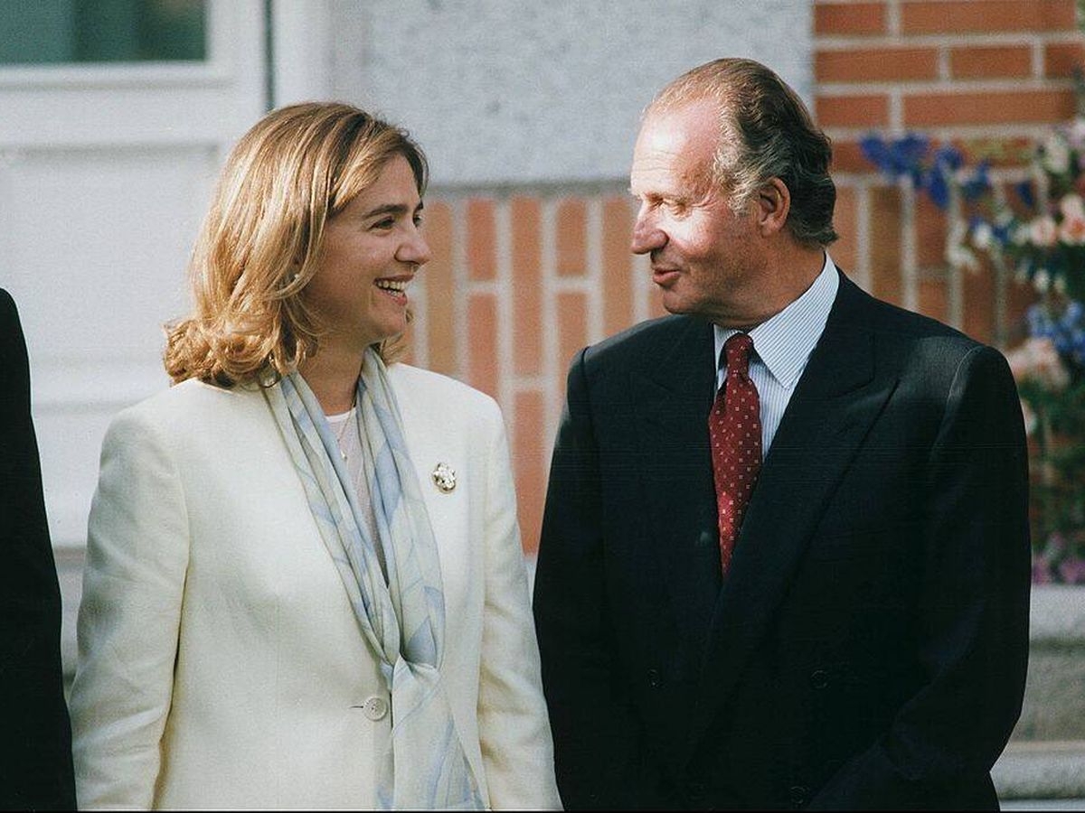 Foto: La infanta Cristina y el rey Juan Carlos en 2003. (Eric Vandeville / Getty) 