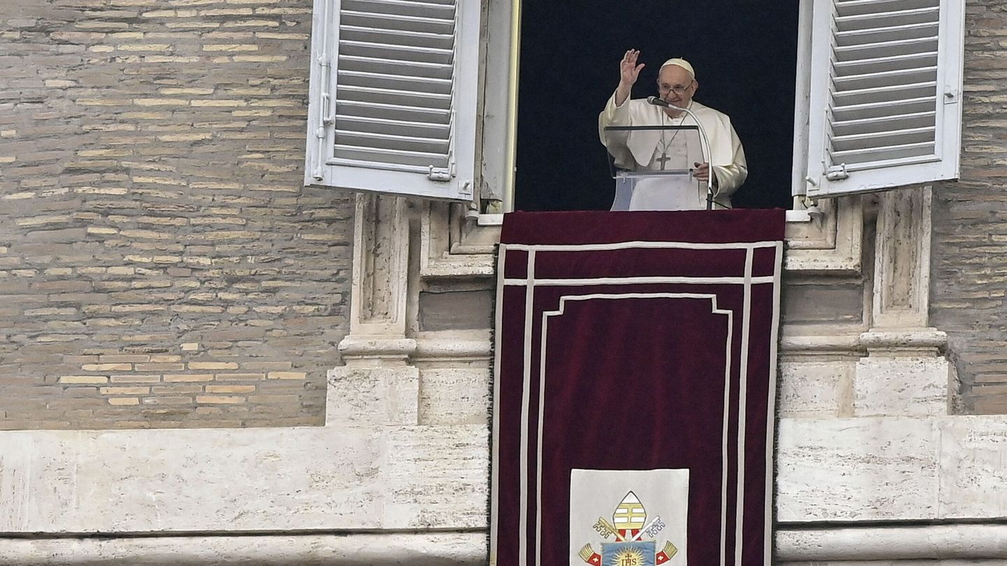 El papa Francisco dirige su oración dominical del Ángelus. (EFE/Ricardo Antimiani)