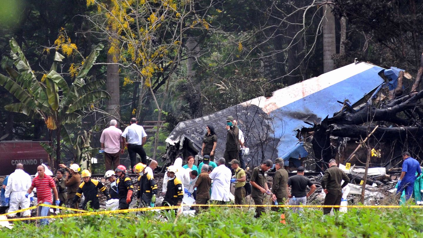 Policías y militares trabajan entre los restos del avión Boeing-737 que se estrelló ayer poco después de despegar del aeropuerto José Martí de La Habana. (EFE)